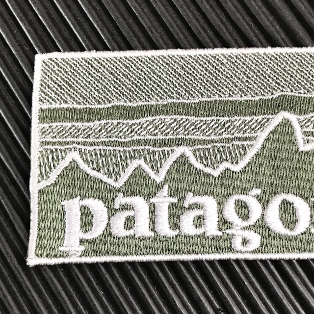 patagonia(パタゴニア)のPATAGONIA フィッツロイ カーキ モノクロ柄 アイロンワッペン -L ハンドメイドの素材/材料(各種パーツ)の商品写真