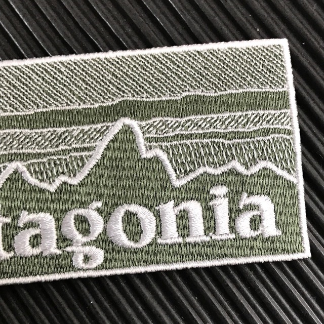 patagonia(パタゴニア)のPATAGONIA フィッツロイ カーキ モノクロ柄 アイロンワッペン -L ハンドメイドの素材/材料(各種パーツ)の商品写真