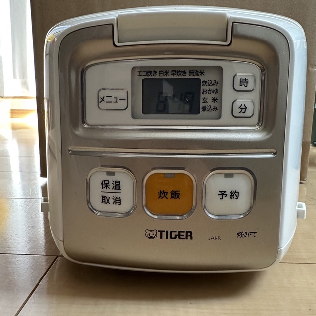 TIGER(タイガー)の炊飯器　タイガー魔法瓶　JAI-R550 ホワイト スマホ/家電/カメラの調理家電(炊飯器)の商品写真