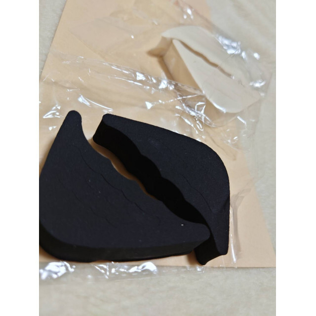 つま先クッション　2足分　ベージュ　黒色　衝撃吸収　パッド　パンプス　インソール レディースの靴/シューズ(ハイヒール/パンプス)の商品写真