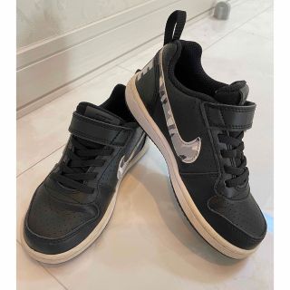 ナイキ(NIKE)のNIKE ナイキ　kidsキッズ　スニーカー黒(スニーカー)