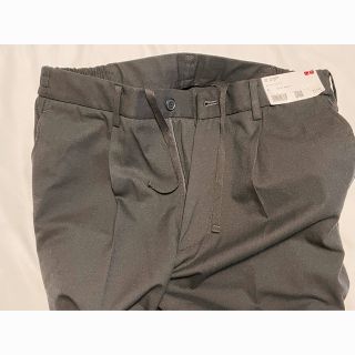 ユニクロ(UNIQLO)のユニクロ　タックテーパードパンツ　L(スラックス)