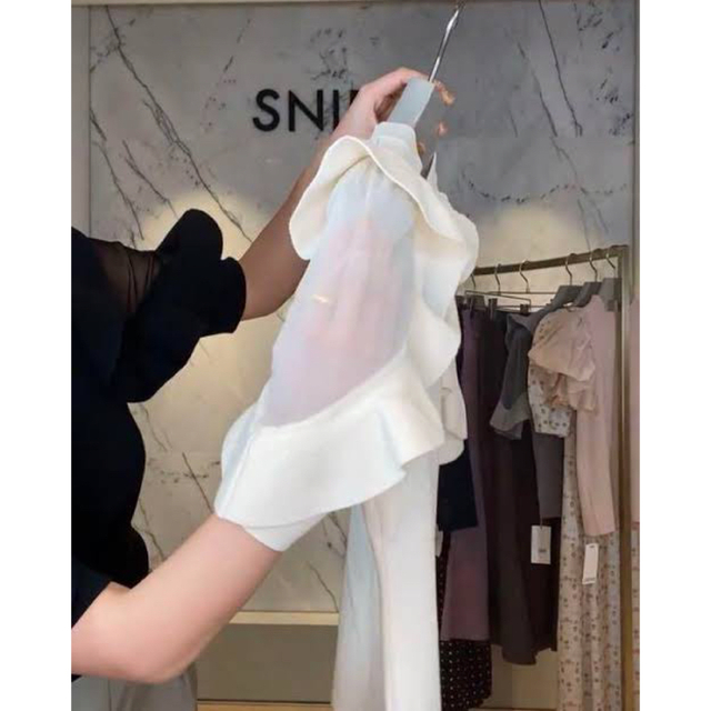 SNIDEL(スナイデル)のSNIDEL フリル切り替えニット 半袖 ホワイト ivr レディースのトップス(ニット/セーター)の商品写真