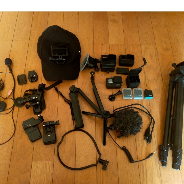 GoPro(ゴープロ)のGoPro7 ブラック　マイクアダプター付　ヘルメットマウント等　セット販売 スマホ/家電/カメラのカメラ(コンパクトデジタルカメラ)の商品写真