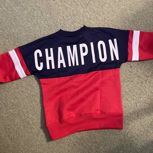 Champion(チャンピオン)の新品　140 チャンピオン起毛トレーナー キッズ/ベビー/マタニティのキッズ服女の子用(90cm~)(Tシャツ/カットソー)の商品写真