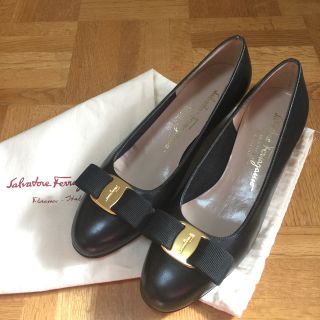 サルヴァトーレフェラガモ(Salvatore Ferragamo)の【新品未使用】ヴァラ Salvatore Ferragamo レザー パンプス(ハイヒール/パンプス)