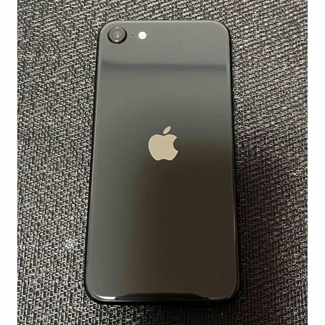 iPhone(アイフォーン)のiPhonese2 本体  64GB 黒色（美品） スマホ/家電/カメラのスマートフォン/携帯電話(スマートフォン本体)の商品写真