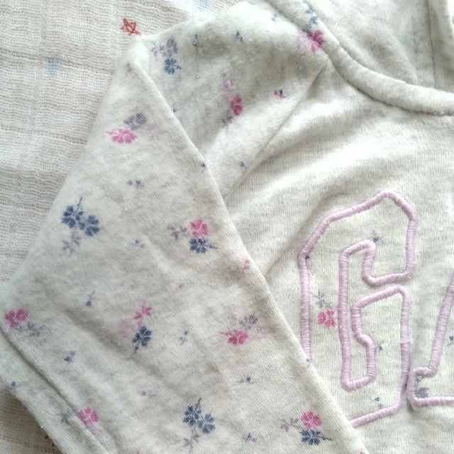 babyGAP(ベビーギャップ)のGAP　ジップアップパーカー　80　女の子 キッズ/ベビー/マタニティのベビー服(~85cm)(ジャケット/コート)の商品写真