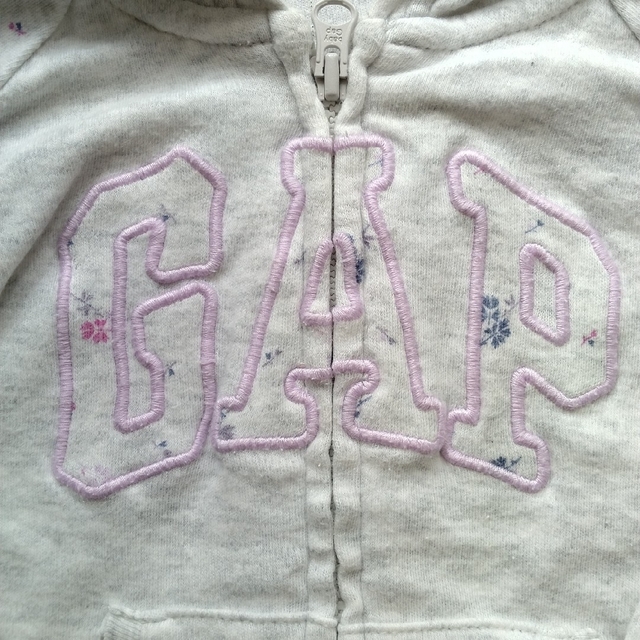 babyGAP(ベビーギャップ)のGAP　ジップアップパーカー　80　女の子 キッズ/ベビー/マタニティのベビー服(~85cm)(ジャケット/コート)の商品写真