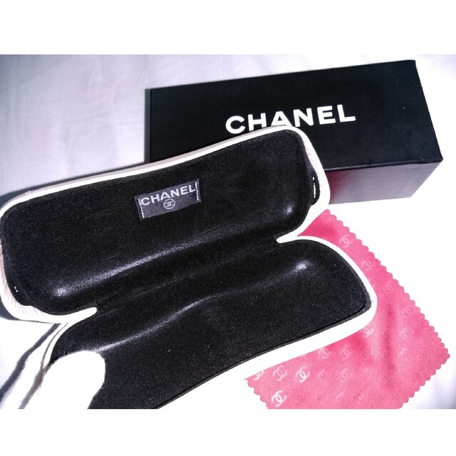 CHANEL(シャネル)のCHANEL　シャネル　サングラスケース＆眼鏡拭き レディースのファッション小物(サングラス/メガネ)の商品写真