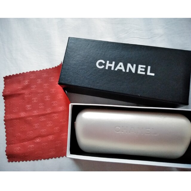 CHANEL(シャネル)のCHANEL　シャネル　サングラスケース＆眼鏡拭き レディースのファッション小物(サングラス/メガネ)の商品写真