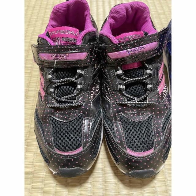 asics(アシックス)の女の子　スニーカー　22.0cm  2足セット（asics、瞬足） キッズ/ベビー/マタニティのキッズ靴/シューズ(15cm~)(スニーカー)の商品写真