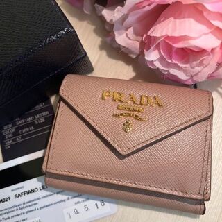 プラダ(PRADA)の美品✨プラダ サフィアーノレザー 三つ折り財布 付属完備 ピンクページュ レター(財布)