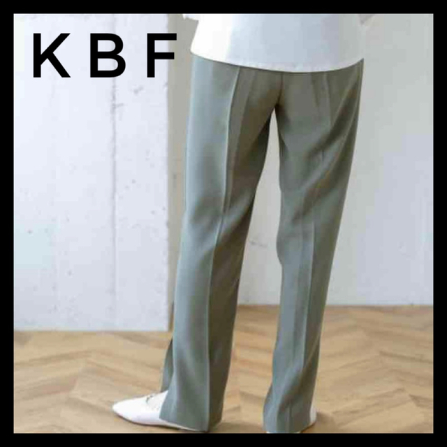 KBF(ケービーエフ)のKBF サイドスリット スリムパンツ 38 グリーン　センタープレス  レディースのパンツ(カジュアルパンツ)の商品写真