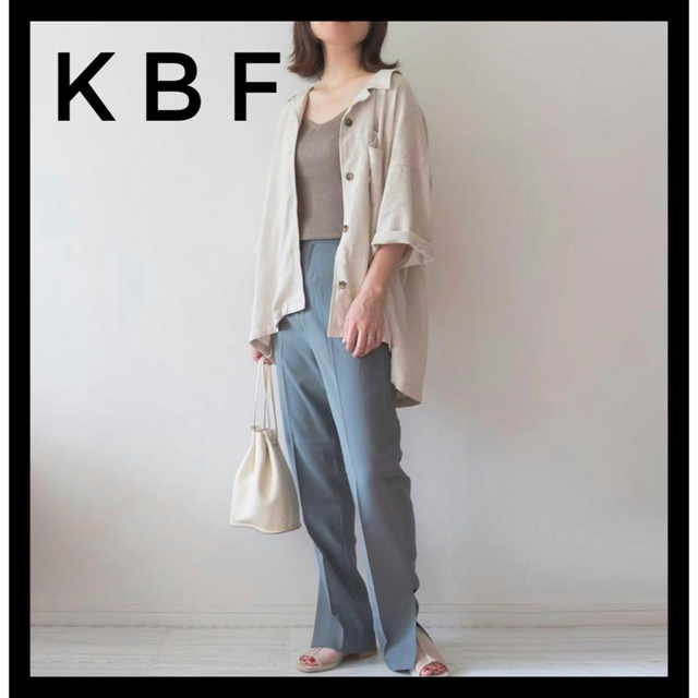 KBF(ケービーエフ)のKBF サイドスリット スリムパンツ 38 グリーン　センタープレス  レディースのパンツ(カジュアルパンツ)の商品写真