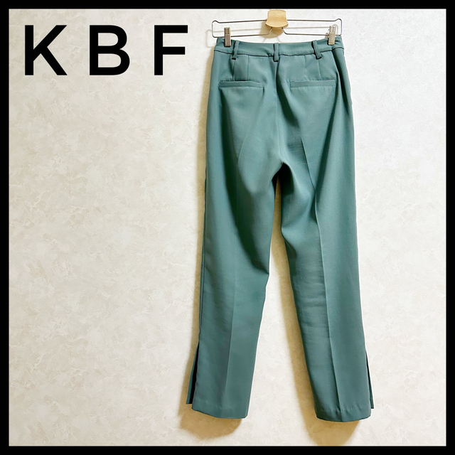 KBF(ケービーエフ)のKBF サイドスリット スリムパンツ 38 グリーン　センタープレス  レディースのパンツ(カジュアルパンツ)の商品写真