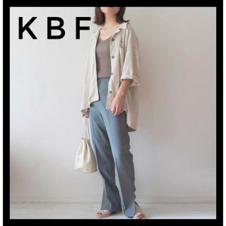 ケービーエフ(KBF)のKBF サイドスリット スリムパンツ 38 グリーン　センタープレス (カジュアルパンツ)