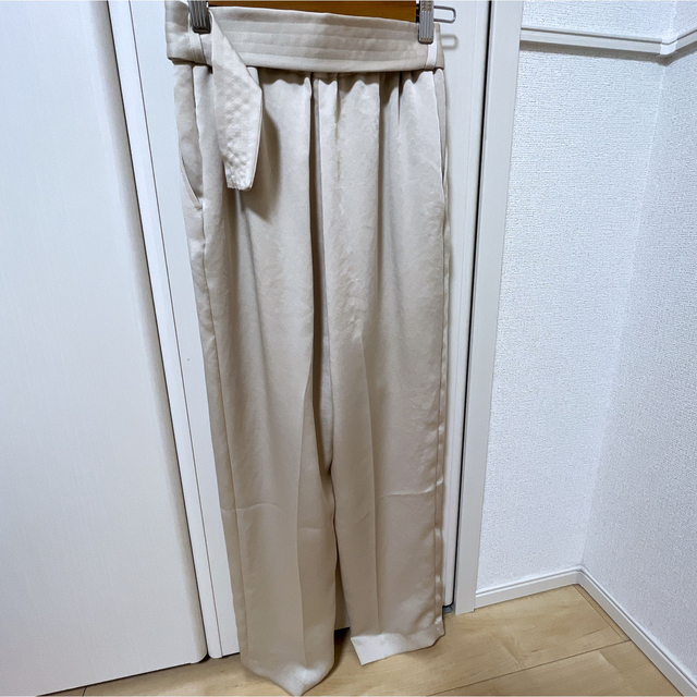 Ameri VINTAGE(アメリヴィンテージ)のAMERI MEDI VINTAGE SATIN PANTS レディースのパンツ(カジュアルパンツ)の商品写真