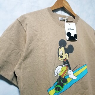 ディズニー(Disney)の新品　ディズニー　ミッキーマウス　Tシャツ  サーフィン　ベージュ(Tシャツ/カットソー(半袖/袖なし))