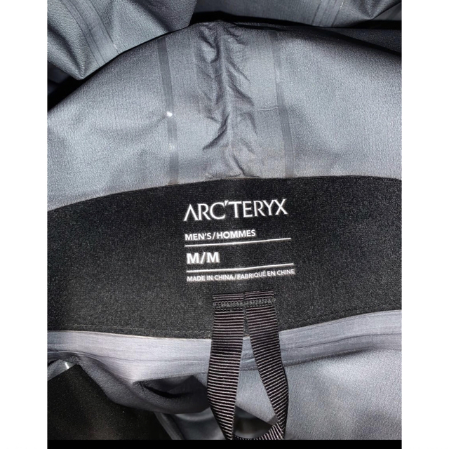 ARC'TERYX(アークテリクス)のアークテリクス　ベータSV ブラック　現行モデル メンズのジャケット/アウター(マウンテンパーカー)の商品写真