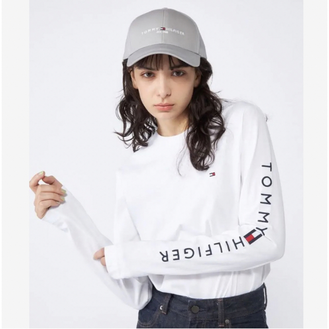 TOMMY HILFIGER(トミーヒルフィガー)の【新品・未使用】トミーヒルフィガー　Tシャツ　ロンT ホワイト レディースのトップス(Tシャツ(長袖/七分))の商品写真