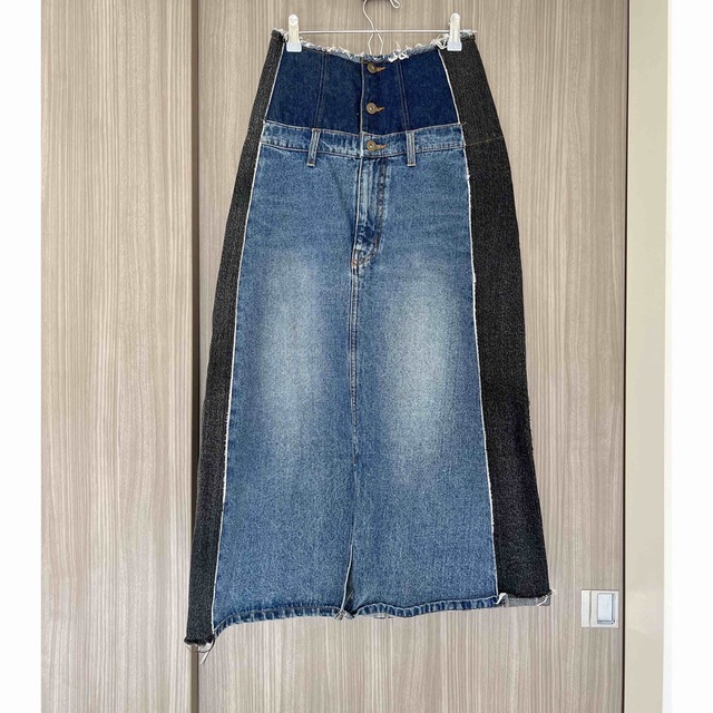 Ameri VINTAGE(アメリヴィンテージ)のAMERI REMAKE LIKE DENIM SKIRT レディースのスカート(ロングスカート)の商品写真