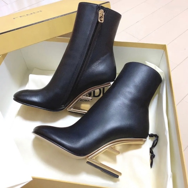 FENDI - FENDI ファースト ブラック ナッパレザー アンクルブーツ