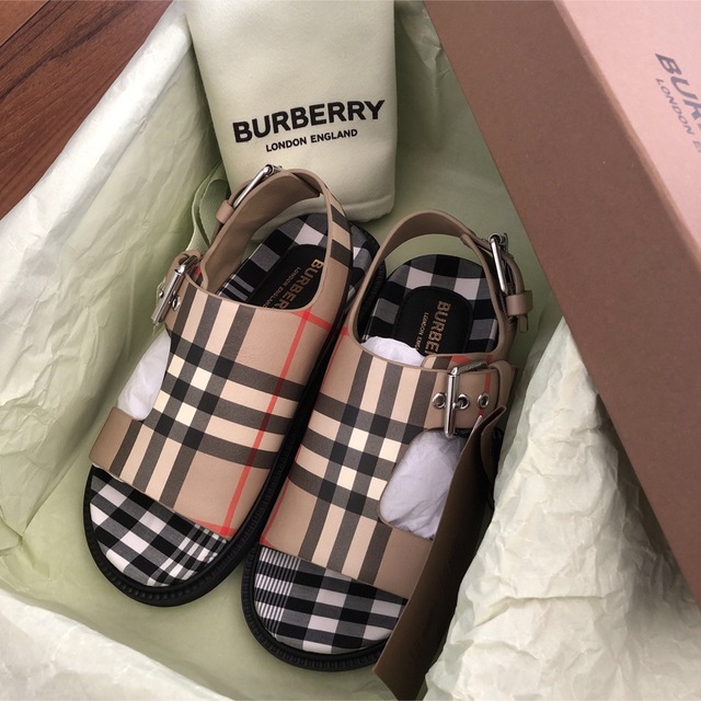 BURBERRY(バーバリー)のバーバリーチルドレン 新品サンダル31 キッズ/ベビー/マタニティのキッズ靴/シューズ(15cm~)(サンダル)の商品写真