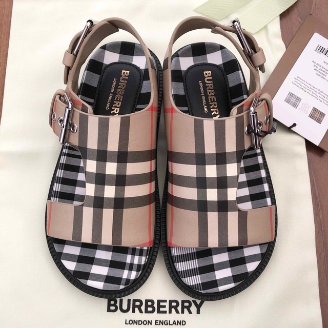 BURBERRY(バーバリー)のバーバリーチルドレン 新品サンダル31 キッズ/ベビー/マタニティのキッズ靴/シューズ(15cm~)(サンダル)の商品写真