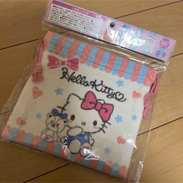 ハローキティ(ハローキティ)のハローキティ　子供用　コップ袋　巾着　新品　女の子 キッズ/ベビー/マタニティのこども用バッグ(ランチボックス巾着)の商品写真