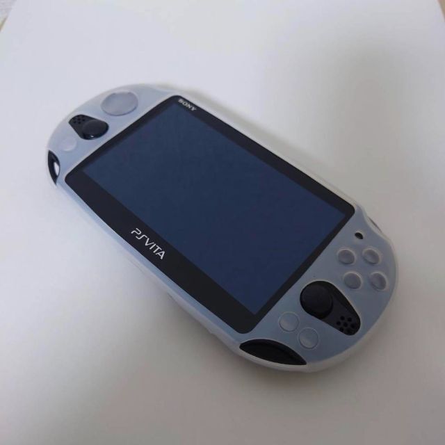 PlayStation Vita(プレイステーションヴィータ)のPSVita PCH-2000用 シリコンケース ホワイト エンタメ/ホビーのゲームソフト/ゲーム機本体(その他)の商品写真