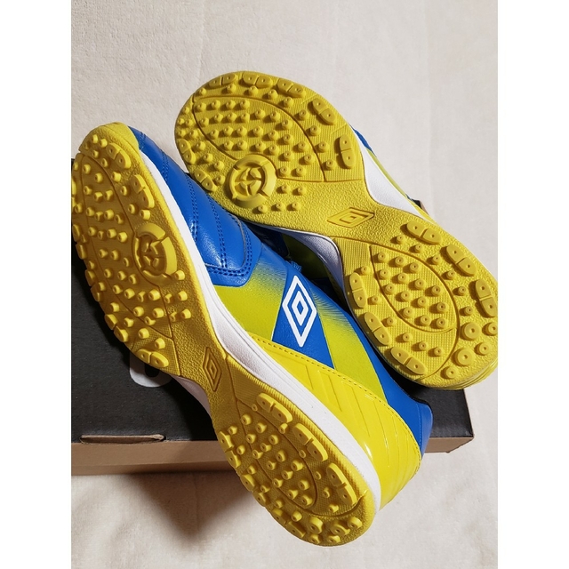 UMBRO(アンブロ)の新品 22.5 アクセレイター umbro インドアシューズ サッカーシューズ スポーツ/アウトドアのサッカー/フットサル(シューズ)の商品写真