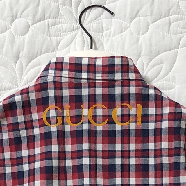 Gucci(グッチ)の新品未使用　GUCCI グッチチルドレンズ　GUCCIロゴプリントチェックシャツ レディースのトップス(シャツ/ブラウス(長袖/七分))の商品写真