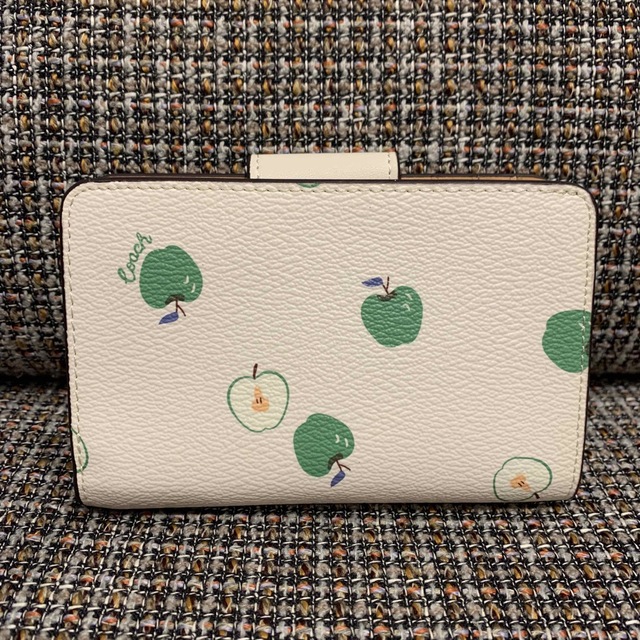 4116  コーチ　二つ折り財布　ホワイト×グリーンアップル　りんご　かわいい 1