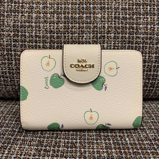 COACH(コーチ)の4116  コーチ　二つ折り財布　ホワイト×グリーンアップル　りんご　かわいい レディースのファッション小物(財布)の商品写真