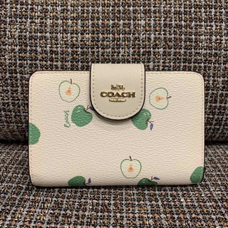 コーチ(COACH)の4116  コーチ　二つ折り財布　ホワイト×グリーンアップル　りんご　かわいい(財布)