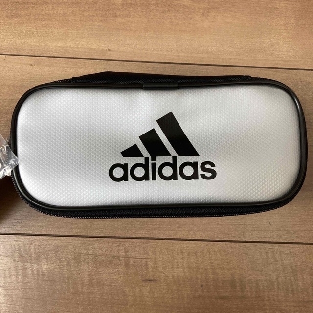 adidas(アディダス)のadidas☆ペンケース☆ペンポーチ☆筆箱☆シルバー インテリア/住まい/日用品の文房具(ペンケース/筆箱)の商品写真