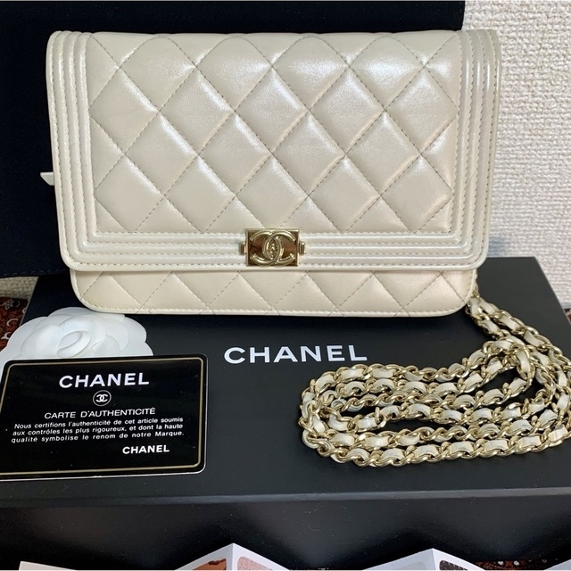 CHANEL(シャネル)のCHANEL シャネル　ボーイシャネル　チェーンウォレット　マトラッセ　ホワイト レディースのバッグ(ショルダーバッグ)の商品写真