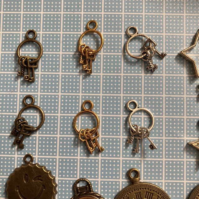 レジン枠　パーツ　チャーム　鍵　時計 ハンドメイドの素材/材料(各種パーツ)の商品写真