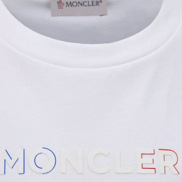 ●新品/正規品● MONCLER エンボス加工のロゴプリント入り Tシャツ