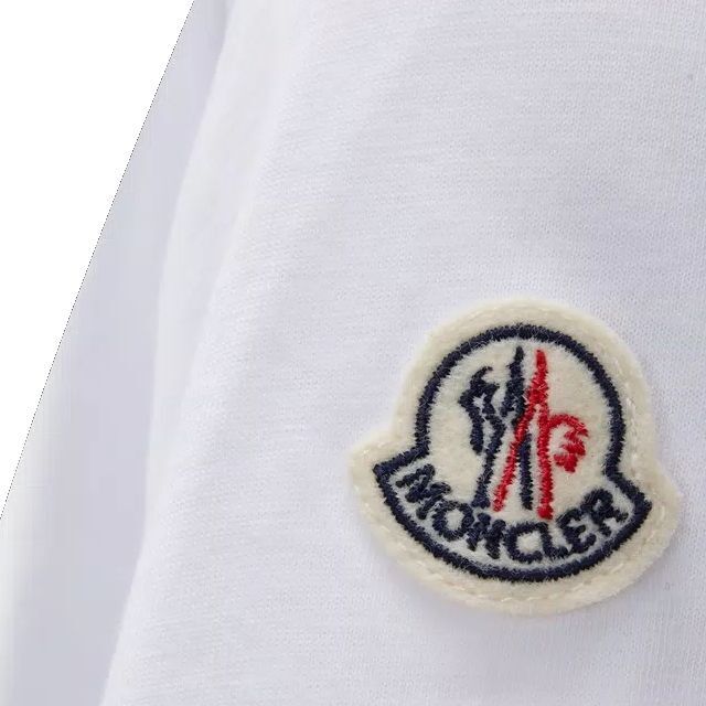 ●新品/正規品● MONCLER エンボス加工のロゴプリント入り Tシャツ