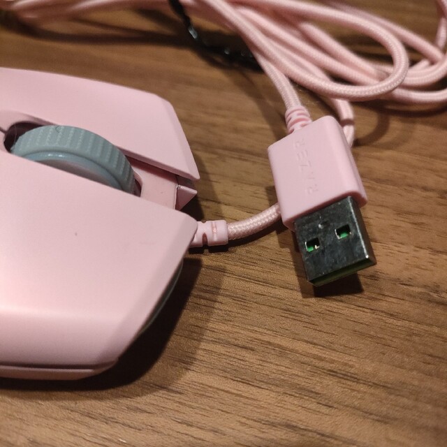 Razer(レイザー)のレイザー　ゲーミングマウス　両手きき　ピンク スマホ/家電/カメラのPC/タブレット(PC周辺機器)の商品写真