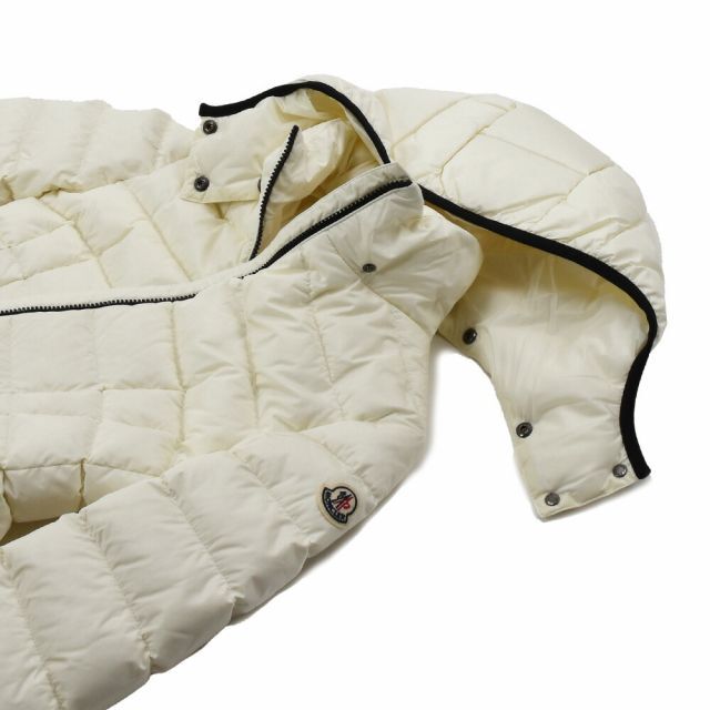 MONCLER(モンクレール)の【WHITE】MONCLER ダウンコート レディースのジャケット/アウター(ダウンジャケット)の商品写真