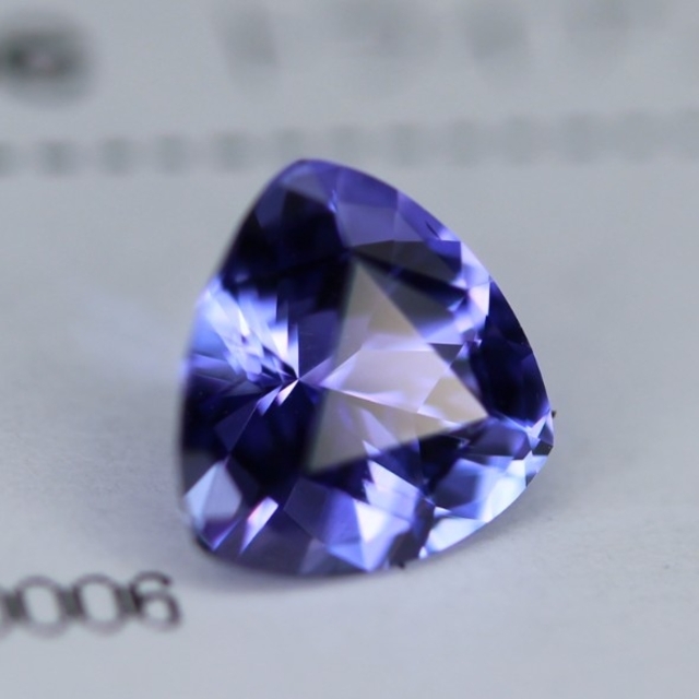 タンザナイト  0.38ct.　(Cube Cut)🕊️BR-1🕊️ レディースのアクセサリー(その他)の商品写真