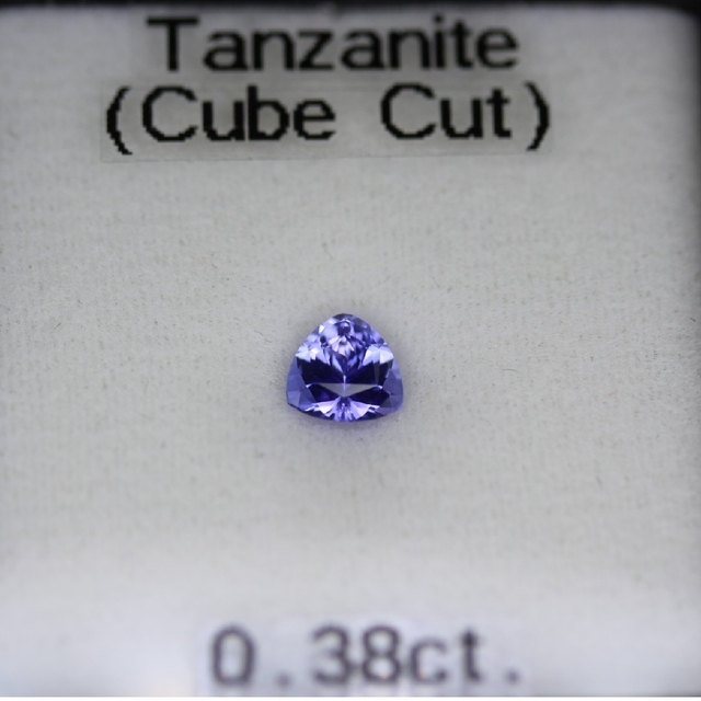 タンザナイト  0.38ct.　(Cube Cut)🕊️BR-1🕊️ レディースのアクセサリー(その他)の商品写真