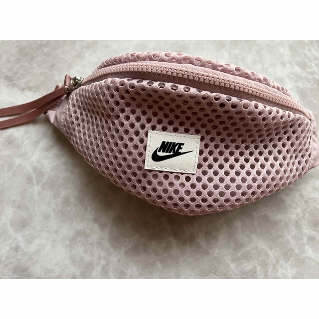 NIKE(ナイキ)のNIKE ウエストパック ヘリテージ　 レディースのバッグ(ボディバッグ/ウエストポーチ)の商品写真