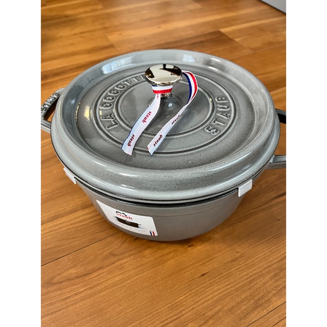 STAUB(ストウブ)の新品　ストウブ 鍋 STAUB ピコココット ラウンド 24cm  インテリア/住まい/日用品のキッチン/食器(鍋/フライパン)の商品写真