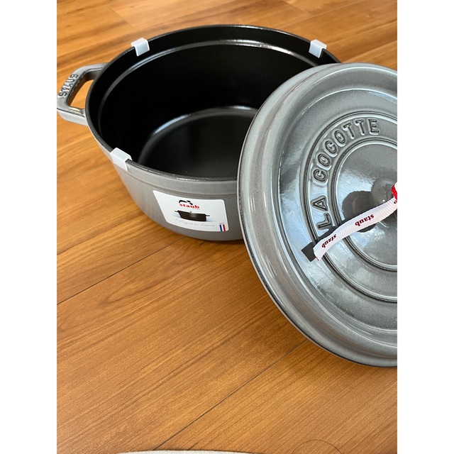 STAUB(ストウブ)の新品　ストウブ 鍋 STAUB ピコココット ラウンド 24cm  インテリア/住まい/日用品のキッチン/食器(鍋/フライパン)の商品写真