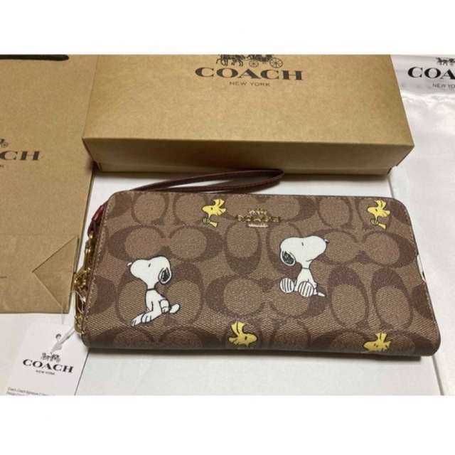 COACH(コーチ)の新品　コーチ　COACH  長財布　スヌーピー　ピーナッツ　ストラップ付き レディースのファッション小物(財布)の商品写真