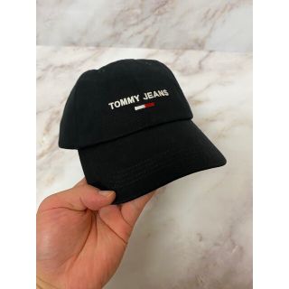 トミージーンズ(TOMMY JEANS)のTommy Hilfiger スポーツロゴ ストラップバックキャップ ブラック(キャップ)